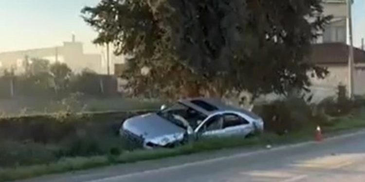 Aksident në aksin Fier-Levan, autobusi “hedh” makinën në kanal