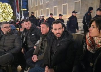 Adriatik Lapaj i “liron” vendin Berishës dhe zhvendos protestën e tij drejt…