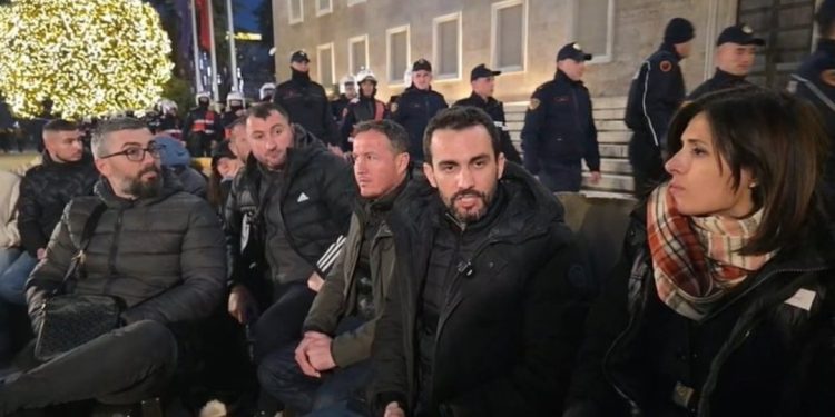 Adriatik Lapaj i “liron” vendin Berishës dhe zhvendos protestën e tij drejt…