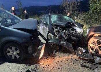 LAJM I FUNDIT/ Aksident I RËNDË! Përplasen tre makina, dy persona…