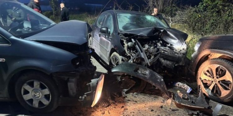 LAJM I FUNDIT/ Aksident I RËNDË! Përplasen tre makina, dy persona…