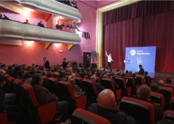 E kanë braktikur demokratët Berishën? Salianji mbush sallën PLOT në qytetin…