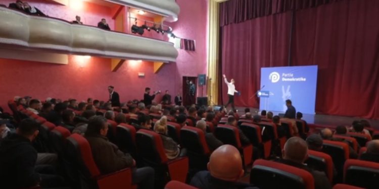 E kanë braktikur demokratët Berishën? Salianji mbush sallën PLOT në qytetin…