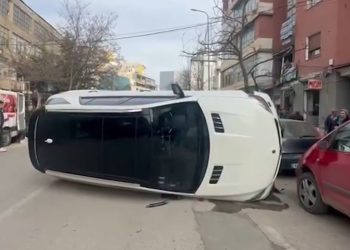 VIDEO/ Aksident i frikshëm! “Benzi” luksoz përmbyset në mes të rrugës në qytetin…
