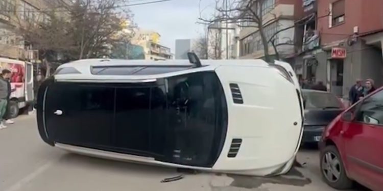VIDEO/ Aksident i frikshëm! “Benzi” luksoz përmbyset në mes të rrugës në qytetin…