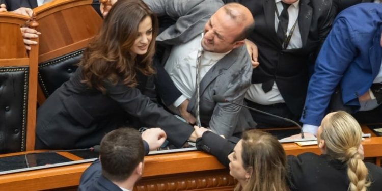 Lajm i Fundit/ Kaos në Kuvend! PS kërkon dënimin EKSTREM të deputetëve të PD-së…