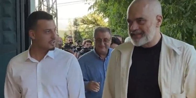 Rama e takoi të atin në burg/ Djali i Hashim Thaçit e falenderon publikisht: Je shembulli i…