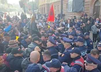 Incidente te protesta e Lapajt para Kryeministrisë, protestuesit përplasen me policinë…