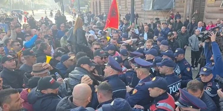 Incidente te protesta e Lapajt para Kryeministrisë, protestuesit përplasen me policinë…