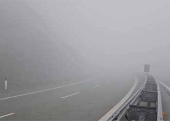 KUJDES shoferë! Mjegulla e dendur “bllokon” autostradën kombëtare…