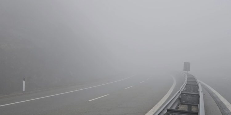 KUJDES shoferë! Mjegulla e dendur “bllokon” autostradën kombëtare…
