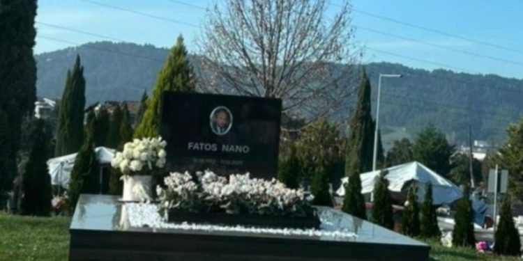 Aktivistja ndalet pranë varrit të Fatos Nanos, befasohet nga ajo çfarë shikon…