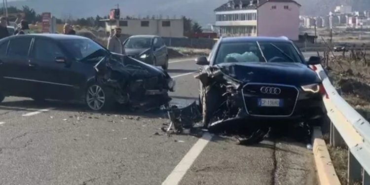 Lajm i Fundit/ E RËNDË! Aksidentohen dy automjete në aksin kombëtar, një person…