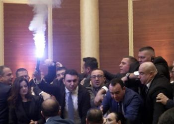 “Mos më prek”/ Kaos në Kuvend! Këlliçi ndez flakadan, hidhen sende të forta drejt…