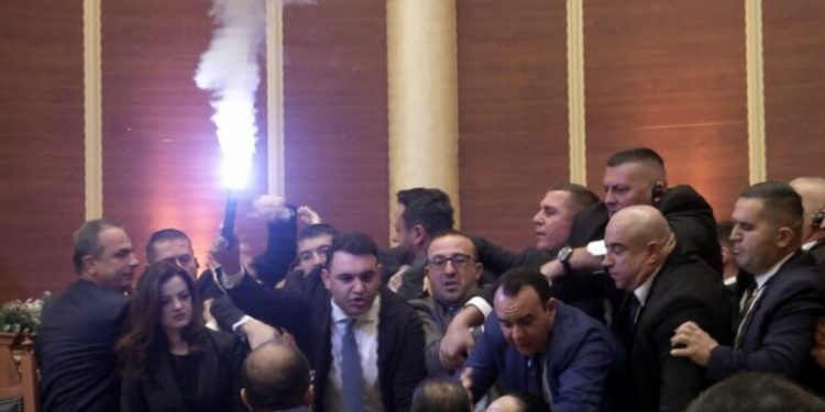 “Mos më prek”/ Kaos në Kuvend! Këlliçi ndez flakadan, hidhen sende të forta drejt…