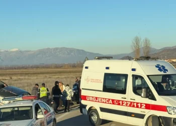 Aksident i frikshëm në aksin kombëtar, makina “fluturon” jashtë rruge! Çifti i ri…