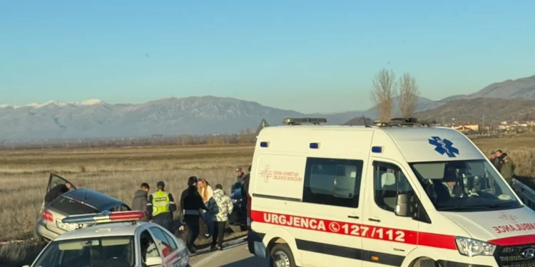Aksident i frikshëm në aksin kombëtar, makina “fluturon” jashtë rruge! Çifti i ri…