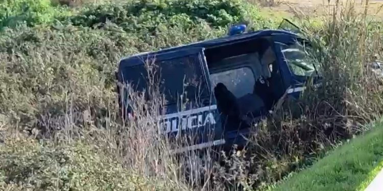 Aksidentohet furgoni i “Forcave të Ndërhyrjes së Shpejtë”, 3 ambulanca në vendngjarje…