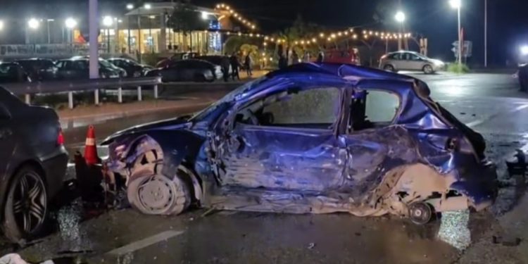 Lajm i Fundit/ Aksident tragjik në autostradën kombëtare, makinat bëhen “copash”, 16-vjeçari…