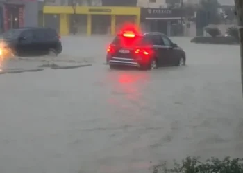 Reshjet e dendura bllokojnë rrugët, pezullohet mësimi në shumicën e shkollave në qytetin…