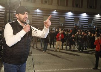 Del FOTO/ Kush është deputeti i PD-së që i bashkohet në protestë Adriatik Lapajt