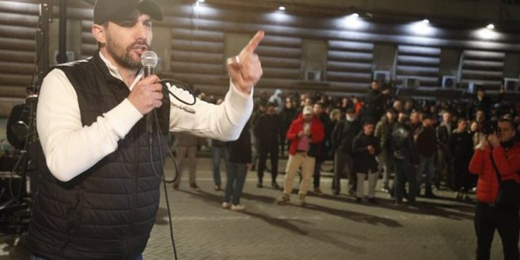 Del FOTO/ Kush është deputeti i PD-së që i bashkohet në protestë Adriatik Lapajt
