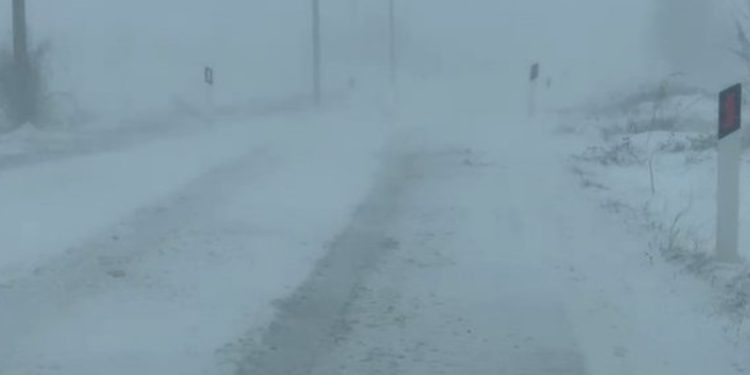 Dy aksidente për shkak të dëborës së dendur, bllokohet aksi…