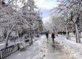 Reshje të dendura të dëborës! Një tjetër qytet “zgjohet” i zbardhur, trashësia arrin…
