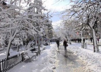 Reshje të dendura të dëborës! Një tjetër qytet “zgjohet” i zbardhur, trashësia arrin…