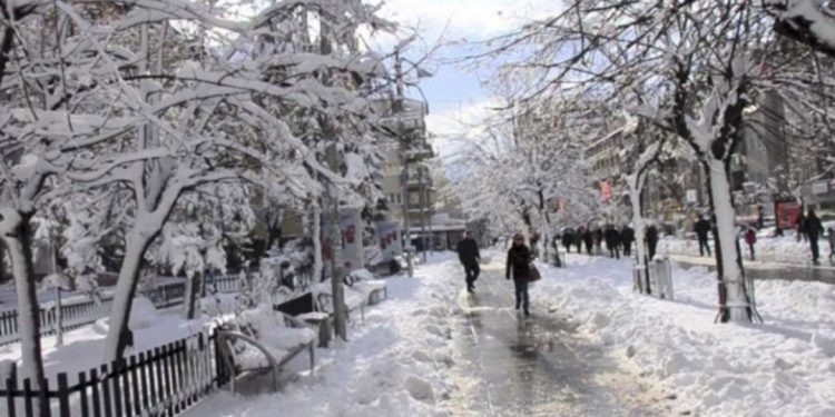 Jo vetëm shi! Një tjetër qytet “zgjohet” i zbardhur nga dëbora…