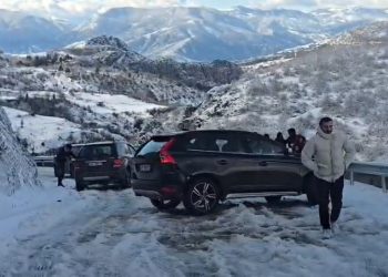 Dëbora dhe akulli bllokon aksin kombëtar që lidh këto dy qytete të vendit…