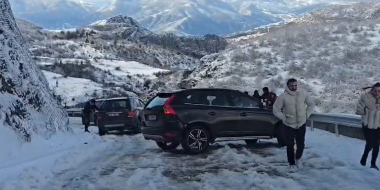 Dëbora dhe akulli bllokon aksin kombëtar që lidh këto dy qytete të vendit…