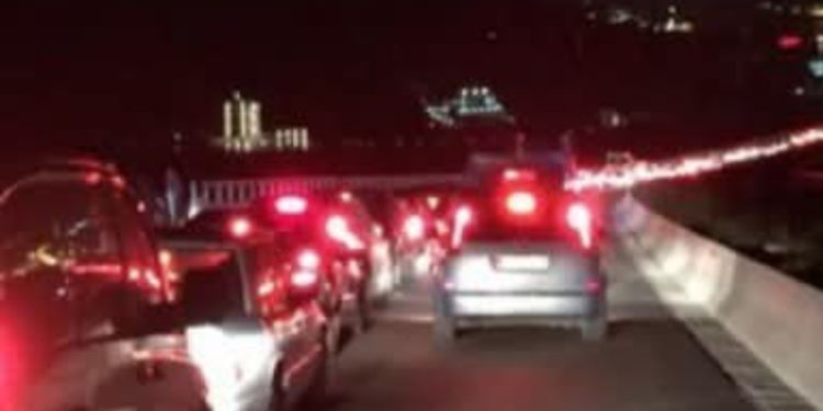 LAJM I FUNDIT/ Larg Tiranës! Trafik kaotik, bllokohet autostrada në…