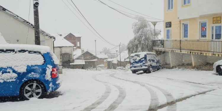 Acari “pushton” Shqipërinë/ Temperaturat zbresin deri në –16°C, nisin reshjet e dëborës në…