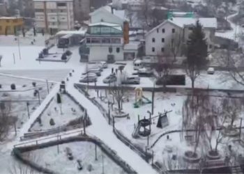 Trashësia arrin mbi 20 cm/ Këto dy qytete të Shqipërisë “zgjohen” me reshje dëbore…
