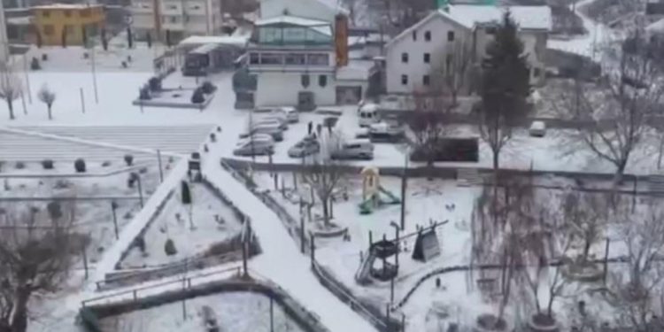 Trashësia arrin mbi 20 cm/ Këto dy qytete të Shqipërisë “zgjohen” me reshje dëbore…