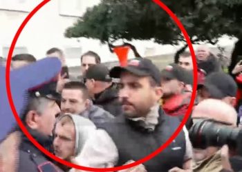 Protestuesit e Lapajt përplasen me policinë, shtohen përforcimet/ Ç’po ndodh tek Kryeministria…