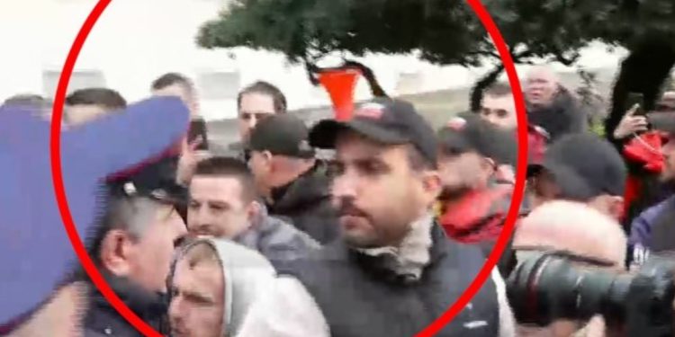 Protestuesit e Lapajt përplasen me policinë, shtohen përforcimet/ Ç’po ndodh tek Kryeministria…