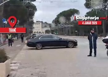VIDEO/ Lapaj protestonte para Kryeministrisë, eskorta e Ramës shkon drejt Vilës 30