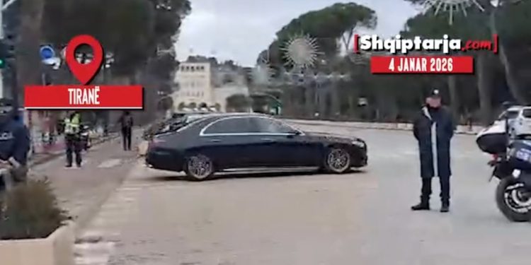 VIDEO/ Lapaj protestonte para Kryeministrisë, eskorta e Ramës shkon drejt Vilës 30