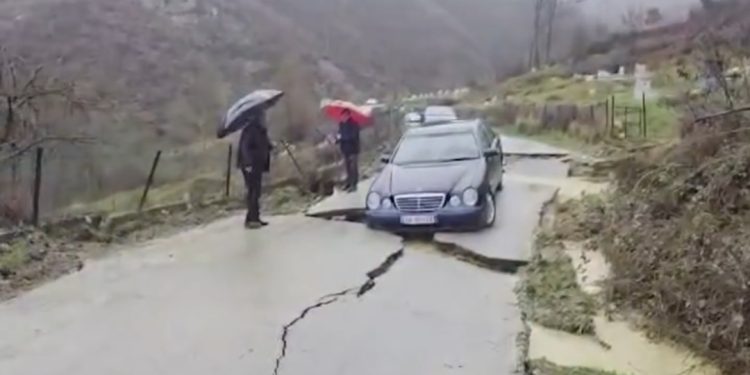 Moti i keq/ Çahet asfalti në mes të rrugës, emigranti mbetet i bllokuar në…