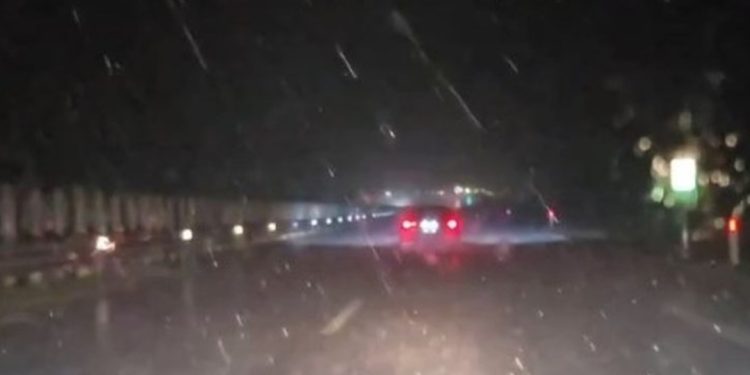 Ky qytet “pushtohet” nga stuhi e fuqishme, vështirësi në autostradën kombëtare…