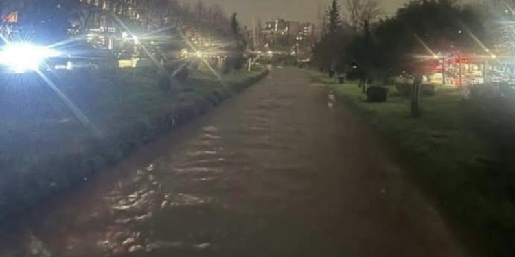 Tirana “pushtohet” nga moti i keq, lumi Lana rrezikon të dalë nga shtrati! Ja zona më e rrezikuar…