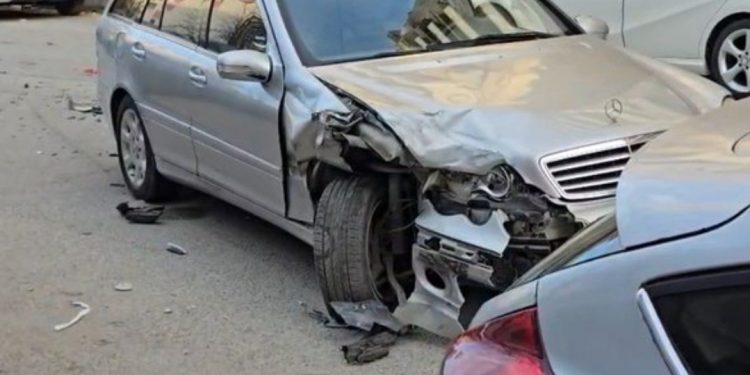 Lajm i Fundit/ Aksident zinxhir, “Benzi” përplas 5 automjete njëra pas tjetrës në qytetin…