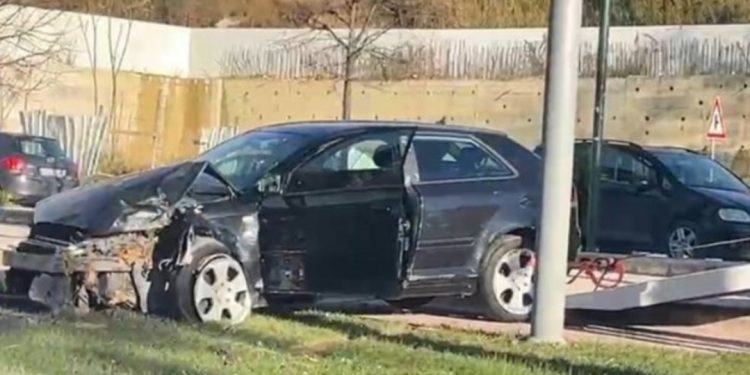 Aksident i frikshëm! Automjeti përfundon në trotuar në “mes” të qytetit…
