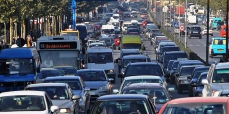 “Përfitojnë 770 mijë pronarë mjetesh!”/ Taksa e makinave, vjen ndryshimi i bujshëm…