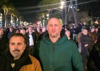 “I pavaruri” Florjan Binaj i bashkohet protestës së Berishës, tension tek Kryeministria