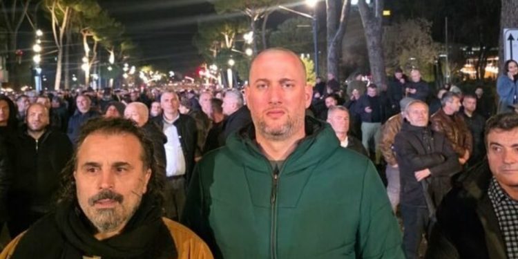 “I pavaruri” Florjan Binaj i bashkohet protestës së Berishës, tension tek Kryeministria