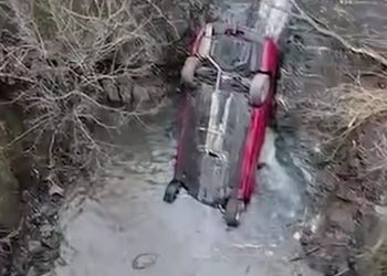 VIDEO/ Aksident i frikshëm! Makina bie në humnerë në qytetin…
