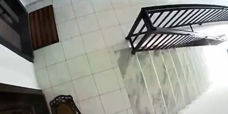 VIDEO/ Lëkundje të forta, pamje të FRIKSHMË nga tërmeti në Korçë